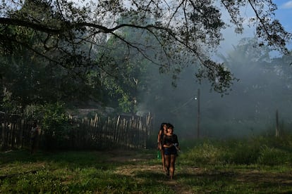 Un grupo de jóvenes camina en una aldea amazónica en el Estado de Pará (Brasil).
