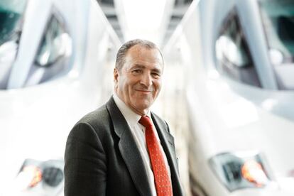 José Luis López Gómez, delante de dos trenes Talgo 350.