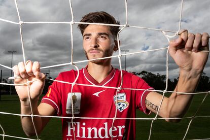 Retrato del futbolista Josh Carvallo, en octubre de 2021 en Adelaida (Australia).