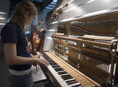 En la muestra, el visitante puede tocar diferentes instrumentos de percusión y el teclado de un piano.