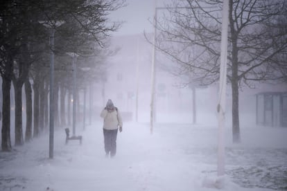 Una persona camina entre la nieve en la ciudad de Randers, en Dinamarca, este miércoles.