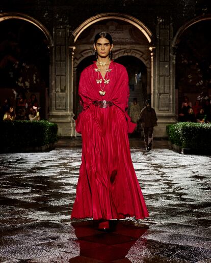 Vibrantes vestidos en rojos o rosas celebraran el color sobre la pasarela.