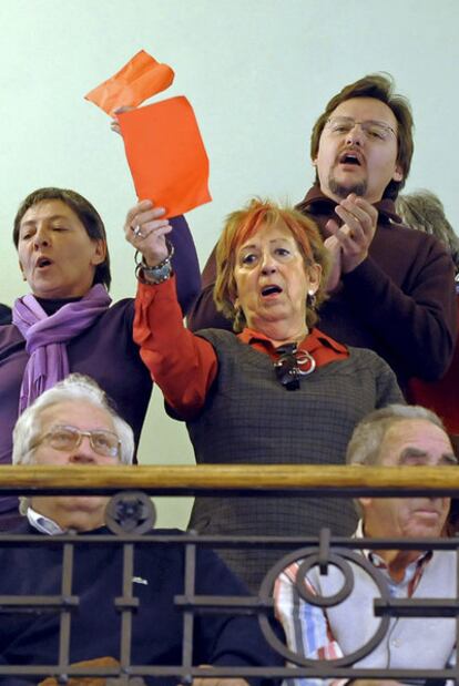 Protesta contra el alcalde de Valladolid en el pleno municipal.