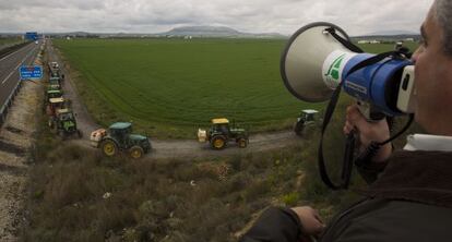 Agricultores durante una protesta en 2011 contra del proyecto del futuro anillo ferroviario, en Antequera. 