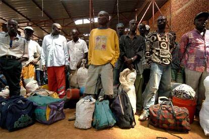 Varios prisioneros sospechosos de genocidio esperan su salida de una cárcel de Kigali, capital de Ruanda.