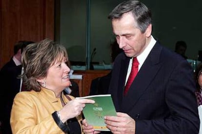 María Jesús San Segundo mientras hablaba ayer con el comisario europeo de Educación, Jan Figel, en Bruselas.