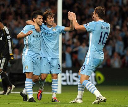 Agüero celebra la semana pasada, junto a Silva y Dzeko, su primer gol como jugador del Manchester City.