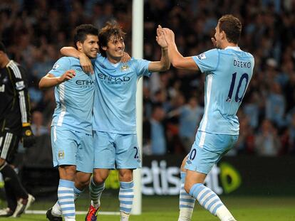 Agüero celebra la semana pasada, junto a Silva y Dzeko, su primer gol como jugador del Manchester City.