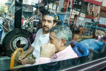 Daniel Ceballos (esquerda) e o general reformado Ángel Vivas, transportados de ônibus para sua libertação.