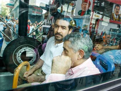 Daniel Ceballos (esquerda) e o general reformado Ángel Vivas, transportados de ônibus para sua libertação.