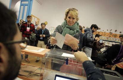 Esperanza Aguirre, portavoz del grupo municipal popular en Madrid, se ha quejado porque no había fotógrafos en su colegio. "Si Carmena ha podido ser fotografiada, ¿por qué yo no?", ha dicho.