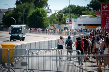 Una masa de asistentes al festival Mad Cool se dirige al recinto de conciertos por una carretera de Villaverde, el 11 de julio de 2025.