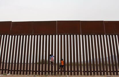 Niños juegan a trepar la valla fronteriza entre Sunland Park (Estados Unidos) y Ciudad Juárez (México). 