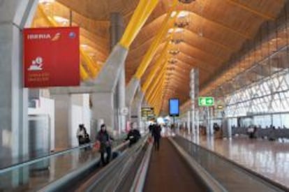 Interior de la T4 del aeropuerto de barajas. 