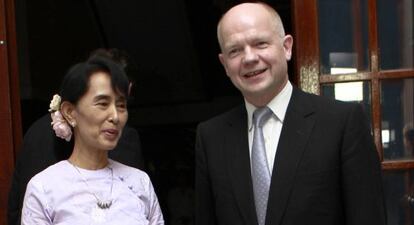 Suu Kyi, junto al ministro británico de Exteriores, William Hague.