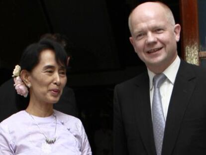 Suu Kyi, junto al ministro brit&aacute;nico de Exteriores, William Hague.