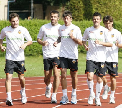 De izquierda a derecha, Mata, Marchena, Pablo, Villa y Silva en 2009 y con el Valencia.