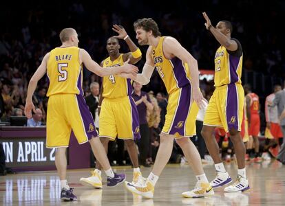 Steve Blake(5) es felicitado por Pau Gasol, Antawn Jamison y Dwight Howard tras anotar un triple contra los Rockets.