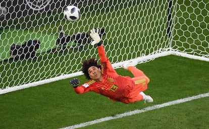 Ochoa, desvía un balón en el partido contra Suecia.