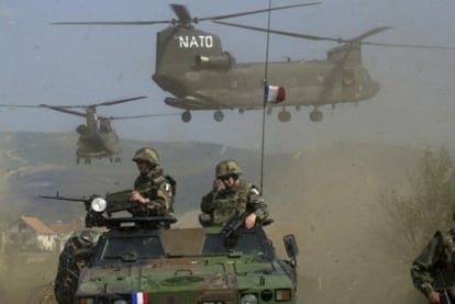 Legionarios franceses protegen a helicópteros Chinook estadounidenses en Otlja (Macedonia) en 2001.