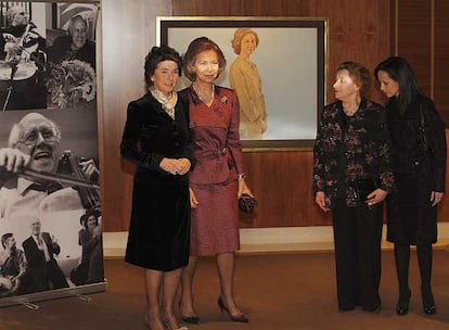 La Reina, con Paloma O&#39; Shea, y a la derecha, la profesora Natalia Shakhovskaya y la ministra Beatriz Corredor.