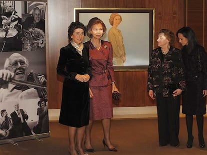La Reina, con Paloma O' Shea, y a la derecha, la profesora Natalia Shakhovskaya y la ministra Beatriz Corredor.