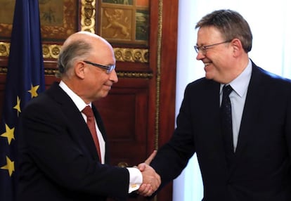 El presidente de la Generalitat, Ximo Puig, a la derecha, con el ministro de Hacienda, Crist&oacute;bal Montoro.