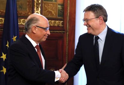 El presidente de la Generalitat, Ximo Puig, a la derecha, con el ministro de Hacienda, Cristóbal Montoro.