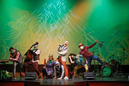 El cantante John OBerien (c) junto al resto de intérpretes de la obra "Swing for Kids" en el teatro San Pol de Madrid.