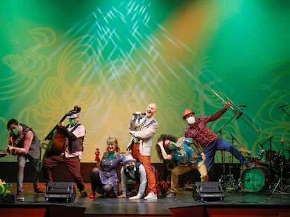 El cantante John OBerien (c) junto al resto de intérpretes de la obra "Swing for Kids" en el teatro San Pol de Madrid.