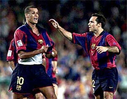 Rivaldo festeja uno de sus goles mientras Sergi acude a felicitarle.