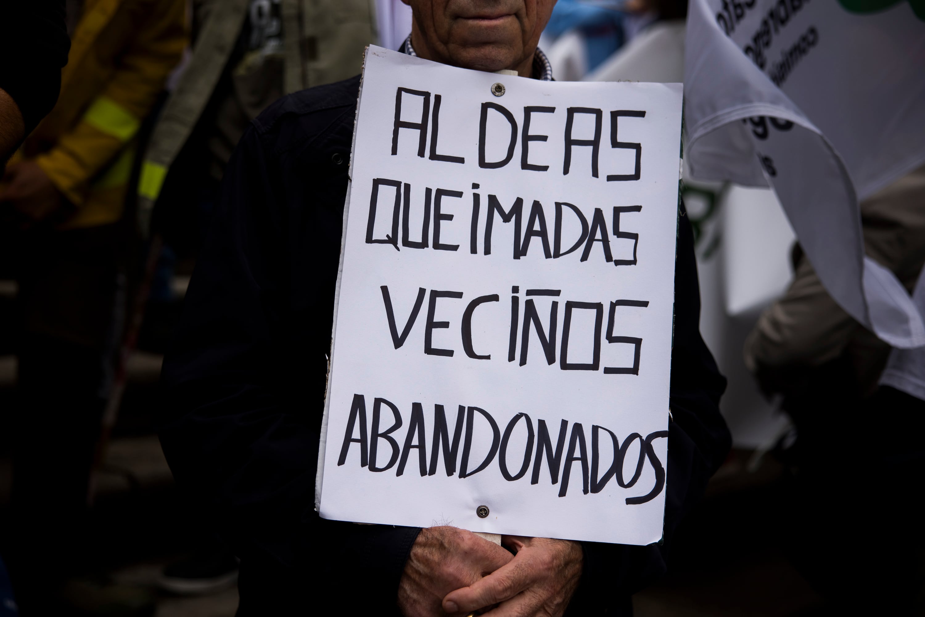 Cartel crítico con el auxilio a los pueblos asediados por el fuego, que se cebó el pasado agosto con la provincia de Ourense.