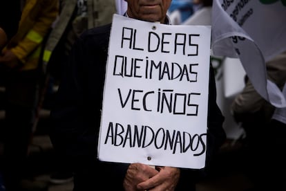 Cartel crítico con el auxilio a los pueblos asediados por el fuego, que se cebó el pasado agosto con la provincia de Ourense.