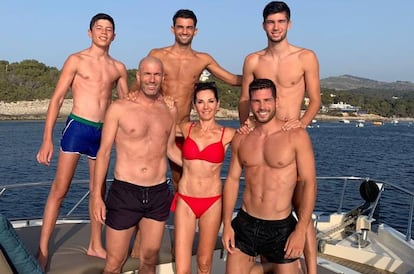 Zinedine Zidane junto a su esposa Véronique y sus cuatro hijos, Elyaz, Enzo y Théo (de izquierda a derecha) y Luca (junto a su madre).