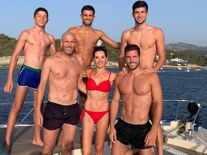 Zinedine Zidane junto a su esposa Véronique y sus cuatro hijos, Elyaz, Enzo y Théo (de izquierda a derecha) y Luca (junto a su madre).