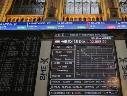 Un panel informativo de la Bolsa de Madrid muestra la evolución del principal indicador de la bolsa española, el IBEX 35.