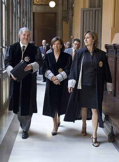 Cándido Conde-Pumpido, con la presidenta del Tribunal Superior de Cataluña, Maria Eugenia Alegret, y la fiscal jefe, Teresa Compte, en Barcelona.