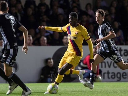 Dembelé encara a un defensa del Cartagena.