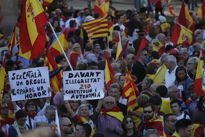 Cartazes contra a independência e a favor da unidade de Espanha durante a manifestação convocada pela Societat Civil Catalã em resposta à declaração de independência aprovada no Parlamento catalão.