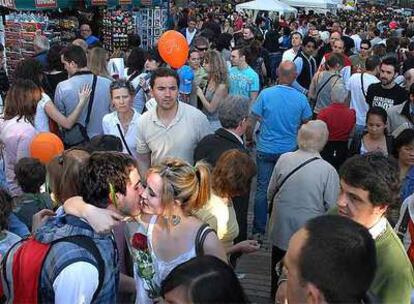 El buen tiempo hizo que los ciudadanos se lanzaran a la calle para dedicar el día a la lectura, las rosas y el amor.