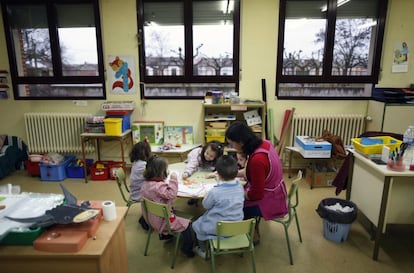 Los niños de tres años se quedan mientras tanto con la tutora de infantil haciendo tareas propias de su curso.