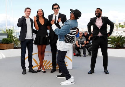 De izquierda a derecha: Los actores Topher Grace, Laura Harrier, Adam Driver, el director Spike Lee, y el actor John David Washington posan durante el pase gráfico de la película 'BlacKkKlansman' que se presenta en la sección oficial del Festival de Cannes, el 15 de mayo de 2018.