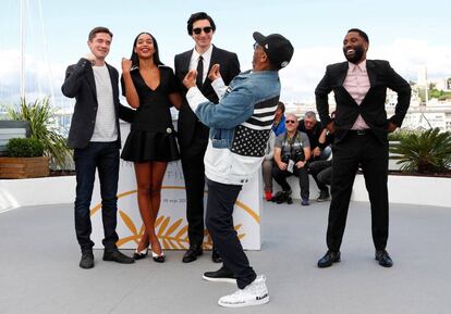 De izquierda a derecha: Los actores Topher Grace, Laura Harrier, Adam Driver, el director Spike Lee, y el actor John David Washington posan durante el pase gráfico de la película 'BlacKkKlansman' que se presenta en la sección oficial del Festival de Cannes, el 15 de mayo de 2018.