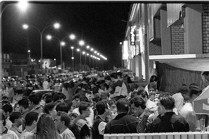 Miles de personas se divierten en la zona de copas Costa Polvoranca (Alcorcón).