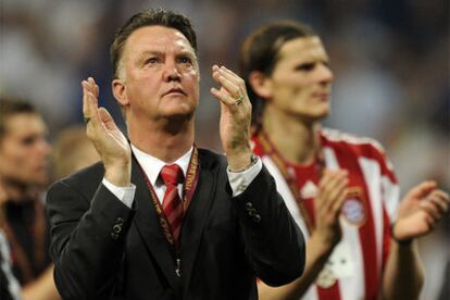 Louis Van Gaal saluda a los aficionados del Bayern tras la final.