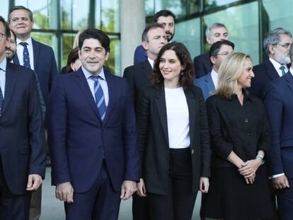 Isabel Diaz Ayuso, candidata por el PP a la presidencia de la CAM, posa con todo su grupo parlamentario en el atrio de la Asamblea de Madrid.