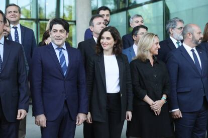 Isabel Diaz Ayuso, candidata por el PP a la presidencia de la CAM, posa con todo su grupo parlamentario en el atrio de la Asamblea de Madrid.