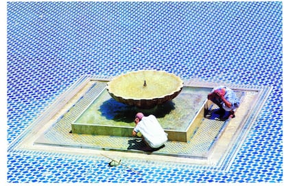 El momento de la ablución (purificación por medio del agua) en el patio de la mezquita de Fez, en Marruecos, una de las fotografías incluidas en el libro 'El enigma del agua en Al-Andalus' (Lunwerg, 2011), de Cherif Abderrahman Jah, con fotografías de Inés Eléxpuru.