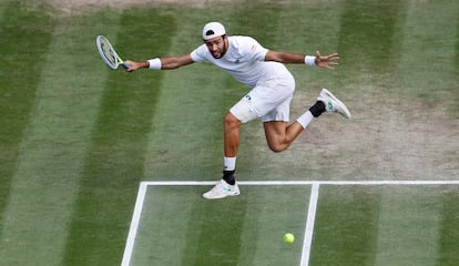 Berrettini devuelve la pelota durante la final disputada el domingo en la Centre Court de Wimbledon.