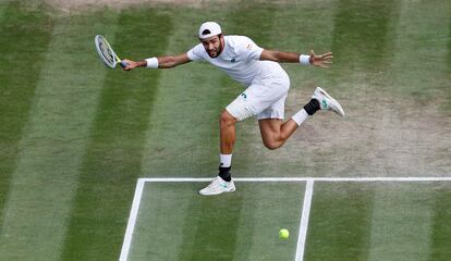 Berrettini devuelve la pelota durante la final disputada el domingo en la Centre Court de Wimbledon.